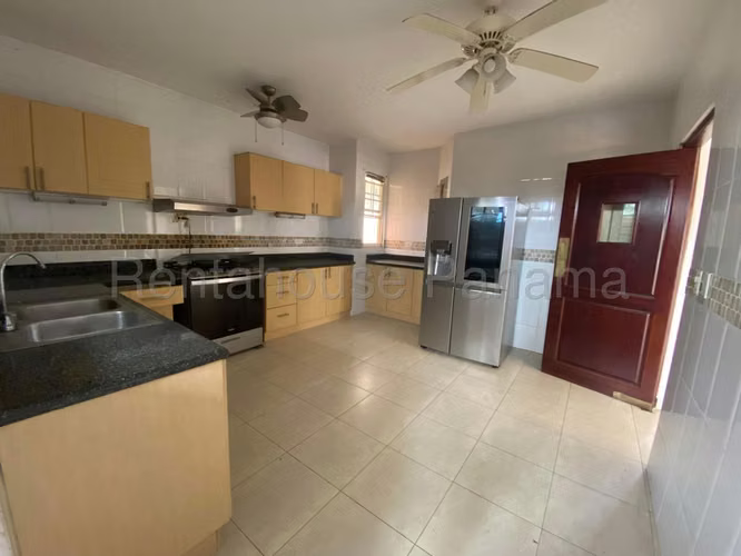 Vendo Casa Espaciosa en Villa Valencia, Costa Sur 26-5991GG