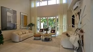 Venta de Casa con 318m2 en Santa Maria PH The Woods 26-4770SR