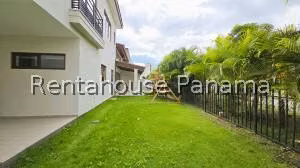 Venta de Casa con 318m2 en Santa Maria PH The Woods 26-4770SR