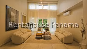 Venta de Casa con 318m2 en Santa Maria PH The Woods 26-4770SR