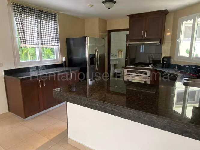 Casa en venta en Tucán Country Club en Cocolí YM
