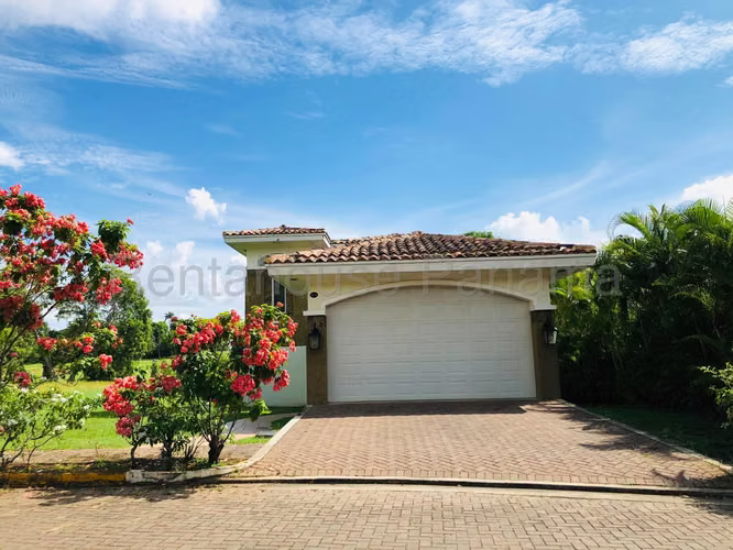 Casa en venta en Tucán Country Club en Cocolí YM