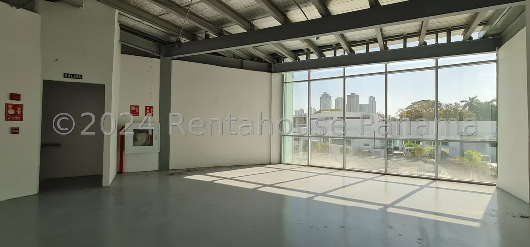 Galera en venta en Parque Lefevre YM