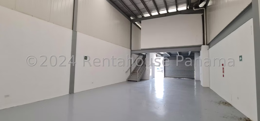 Galera en venta en Parque Lefevre YM