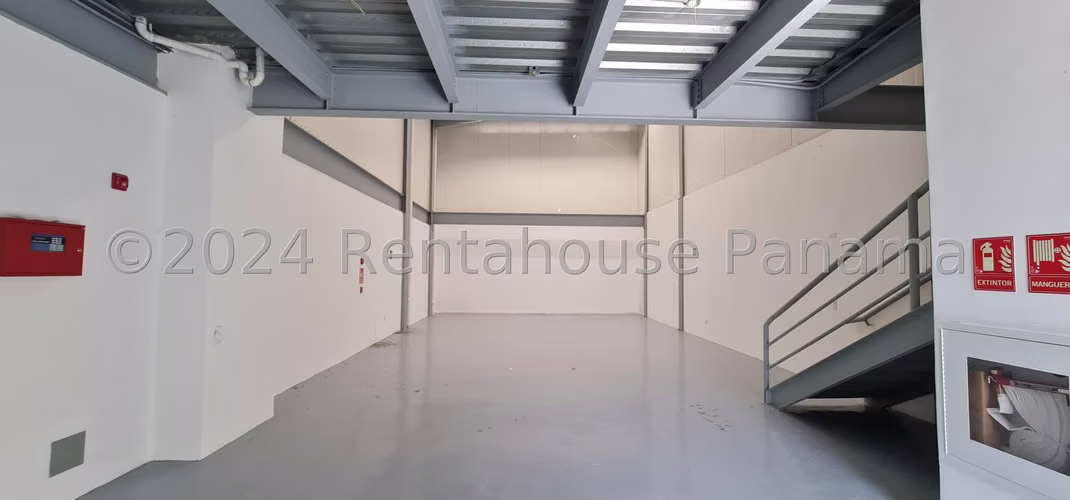Galera en venta en Parque Lefevre YM