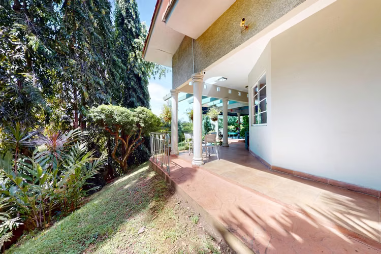 Casa de Lujo en Dos Mares | 1,200m² de Terreno | Piscina y Amplio Patio