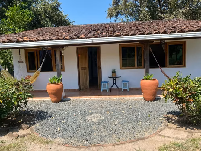 SE VENDE TERRENO CON 2 CASAS-En Pedasí
