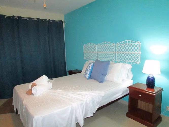 Venta de Casa en Coronado con Piscinas y Amplio Terreno