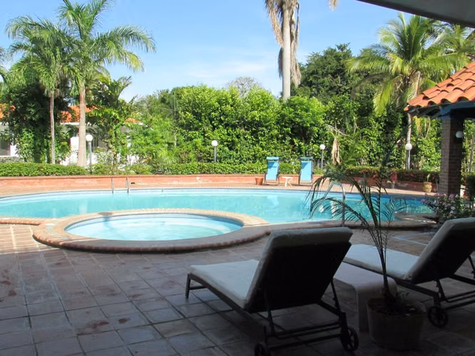 Venta de Casa en Coronado con Piscinas y Amplio Terreno
