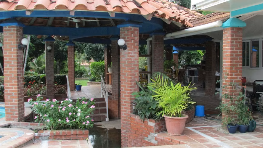 Venta de Casa en Coronado con Piscinas y Amplio Terreno