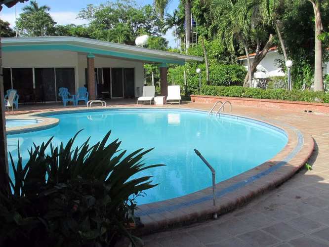 Venta de Casa en Coronado con Piscinas y Amplio Terreno