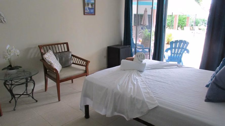 Venta de Casa en Coronado con Piscinas y Amplio Terreno