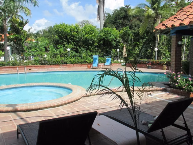 Venta de Casa en Coronado con Piscinas y Amplio Terreno
