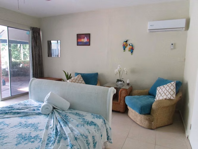 Venta de Casa en Coronado con Piscinas y Amplio Terreno