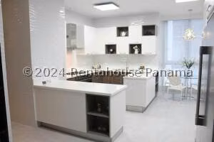 Venta de Apartamento con 270m2 en Costa del Este PH Regalia 26-6148SR
