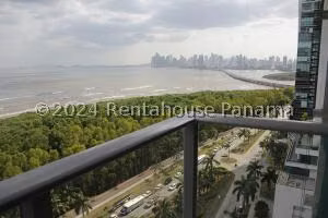 Venta de Apartamento con 270m2 en Costa del Este PH Regalia 26-6148SR