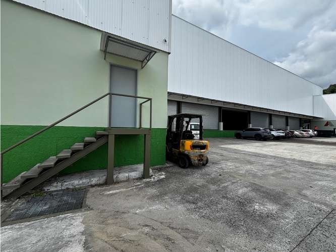 BODEGA EN LAS MAÑANITAS / USO COMERCIAL / 2738M /  PARQUE INDUSTRIAL