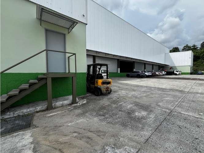 BODEGA EN LAS MAÑANITAS / USO COMERCIAL / 2738M /  PARQUE INDUSTRIAL