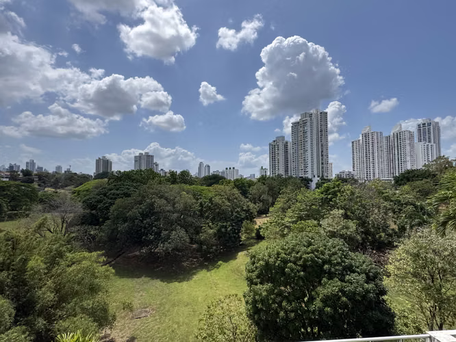 Vendo Apartamento frente al Parque Omar