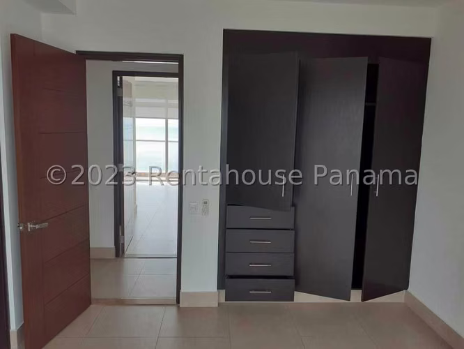 Se Vende Apartamento en Costa del Este LA26-4958