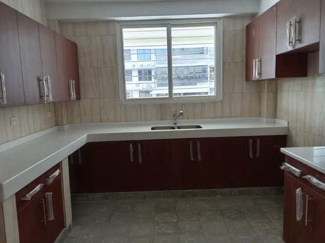 alquiler en  Vía Argentina  3 recámaras +1 estudio  2 baños, parking, balcón   $1200