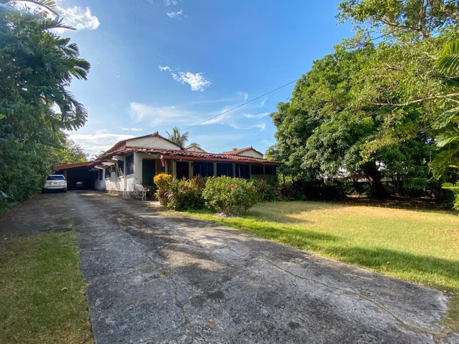 Terreno de 1,556m² en Altos del Golf con casa colonial para restaurar
