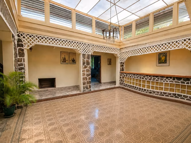 Terreno de 1,556m² en Altos del Golf con casa colonial para restaurar