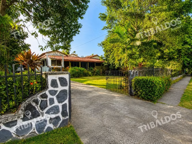 Terreno de 1,556m² en Altos del Golf con casa colonial para restaurar