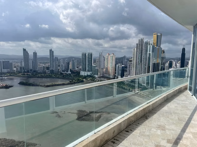 THE POINT-FLOOR HIGH-BALCONY FACING THE SEA