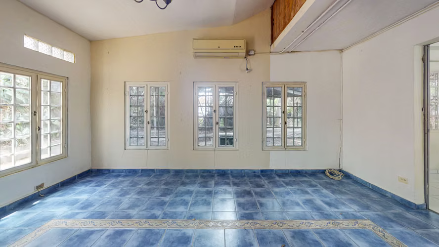 Venta de fresca casa con amplios espacios en Altos de Curundú - Ancón
