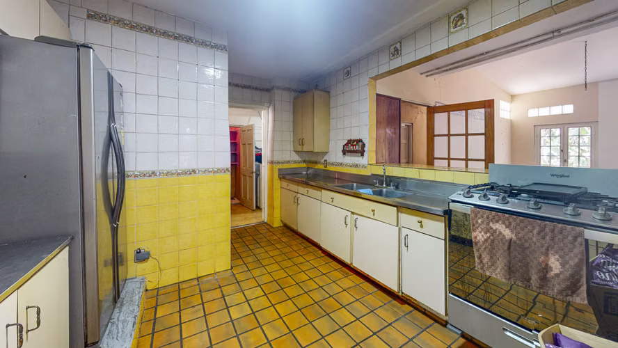 Venta de fresca casa con amplios espacios en Altos de Curundú - Ancón