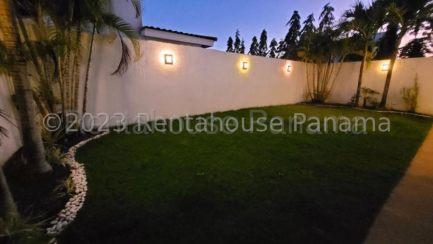 Se Vende Casa en Versalles LA26-3869