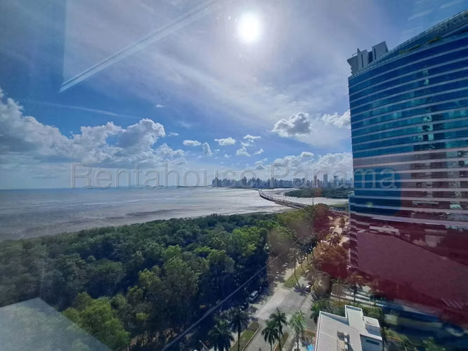 Se Alquila Oficina en Costa del Este LA26-4985