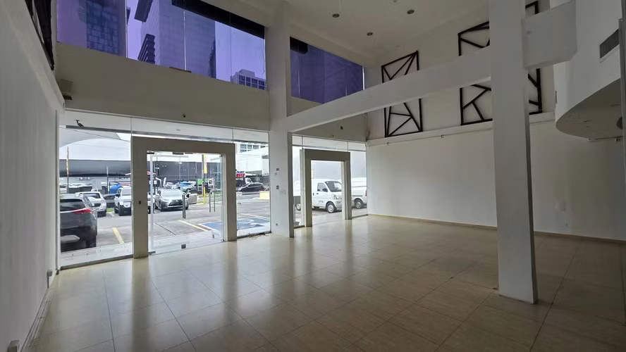 Commercial place in Obarrio of 330m2
