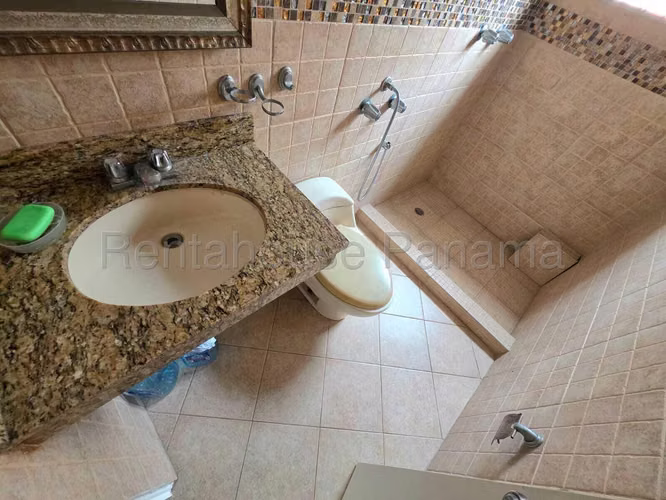  Casa en Venta en Nuevo Reparto Panamá SYH