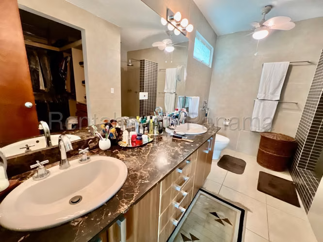 Venta de casa en Altos de Panamá AK