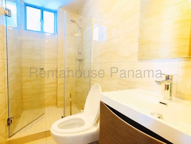 Alquiler de apartamento de 86m² amoblado en Vía España 26JS5401