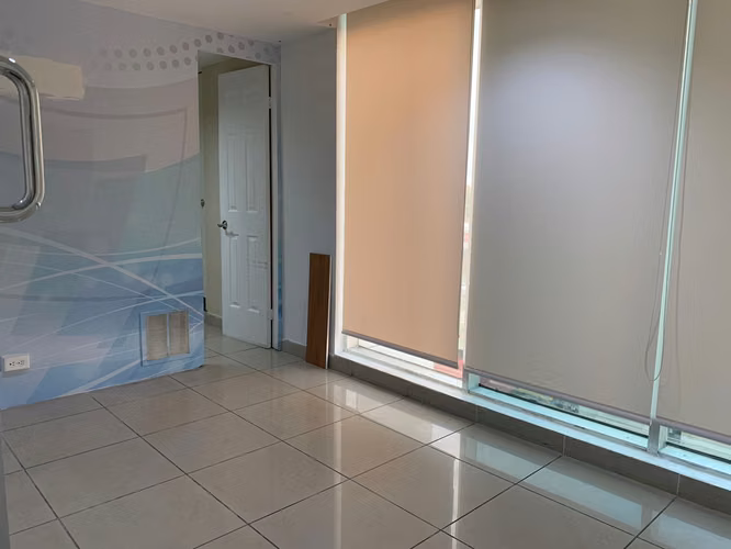 VENTA DE OFICINA - C. EMPRESARIAL MAR DEL SUR - Imagen 7