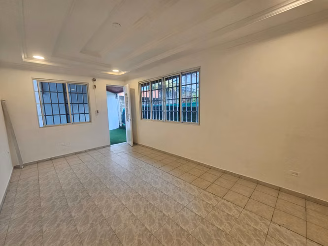 Venta de Casa en Condado del Rey, excelente ubicación