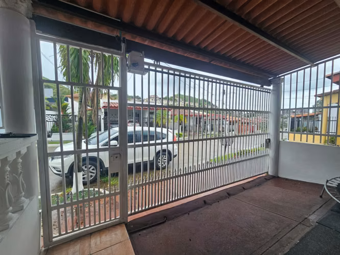 Venta de Casa en Condado del Rey, excelente ubicación