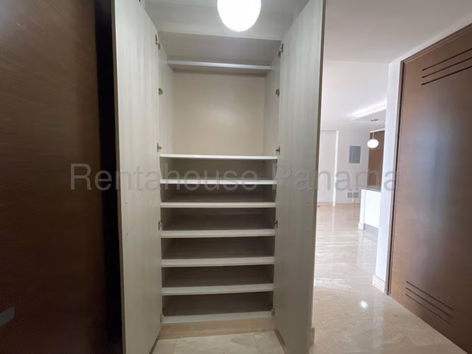 Se Vende Apartamento en Costa del Este LA26-3558