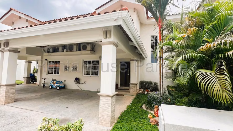 House for Sale in Versailles LA26-6247