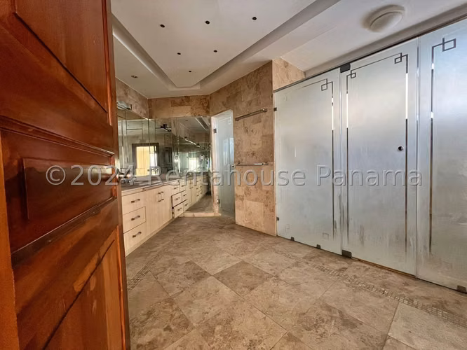 Se Vende Apartamento en Coco del Mar LA26-2778