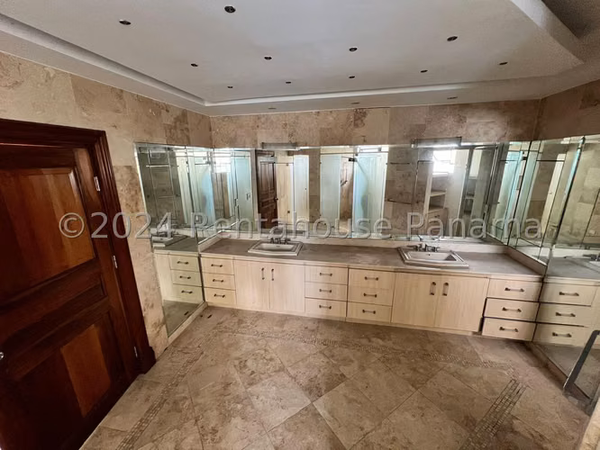 Se Vende Apartamento en Coco del Mar LA26-2778
