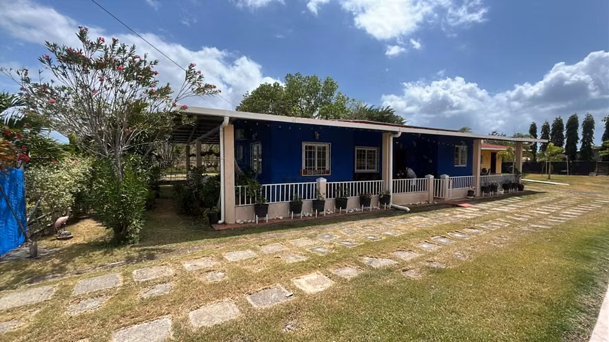 Venta de  Dos Casas, Piscina y Energía Solar en Chame a 10 Min de La Playa