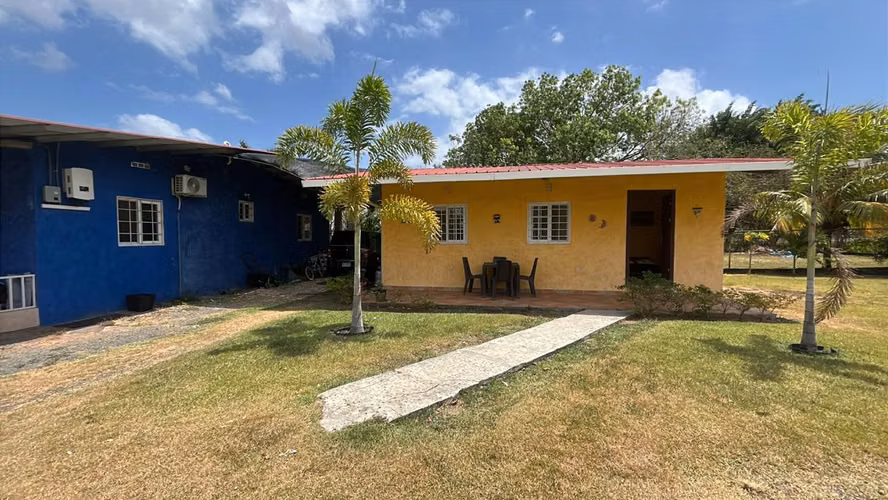 Venta de  Dos Casas, Piscina y Energía Solar en Chame a 10 Min de La Playa