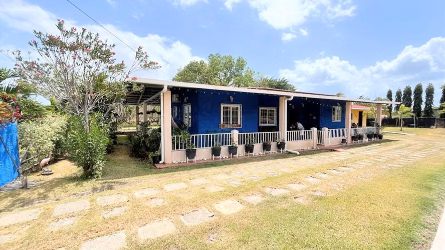Venta de  Dos Casas, Piscina y Energía Solar en Chame a 10 Min de La Playa