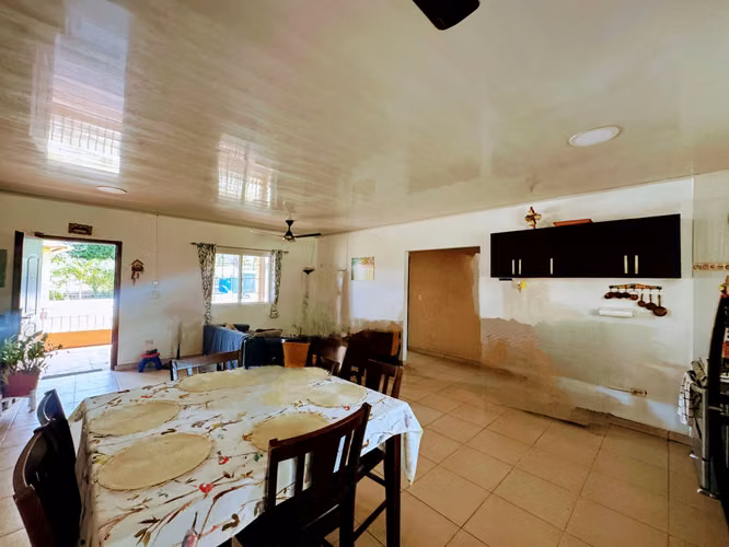 Venta de  Dos Casas, Piscina y Energía Solar en Chame a 10 Min de La Playa