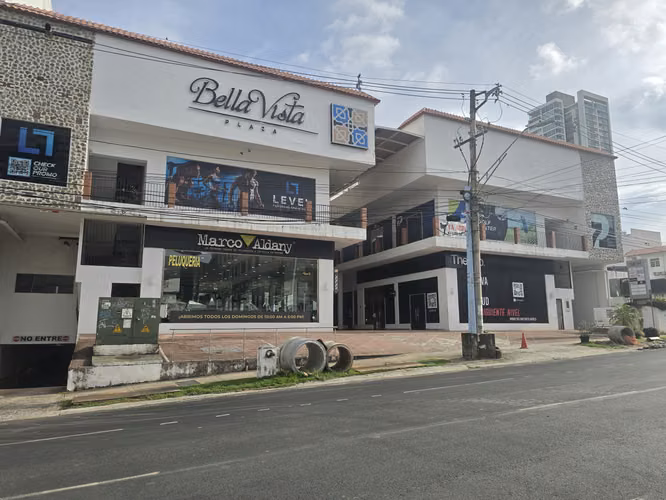 Venta Plaza comercial en Bella Vista. JR