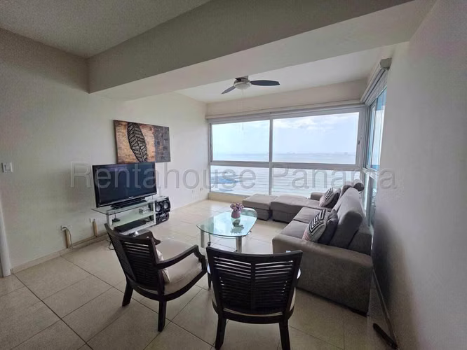Rental apartment with sea view on Avenida Balboa